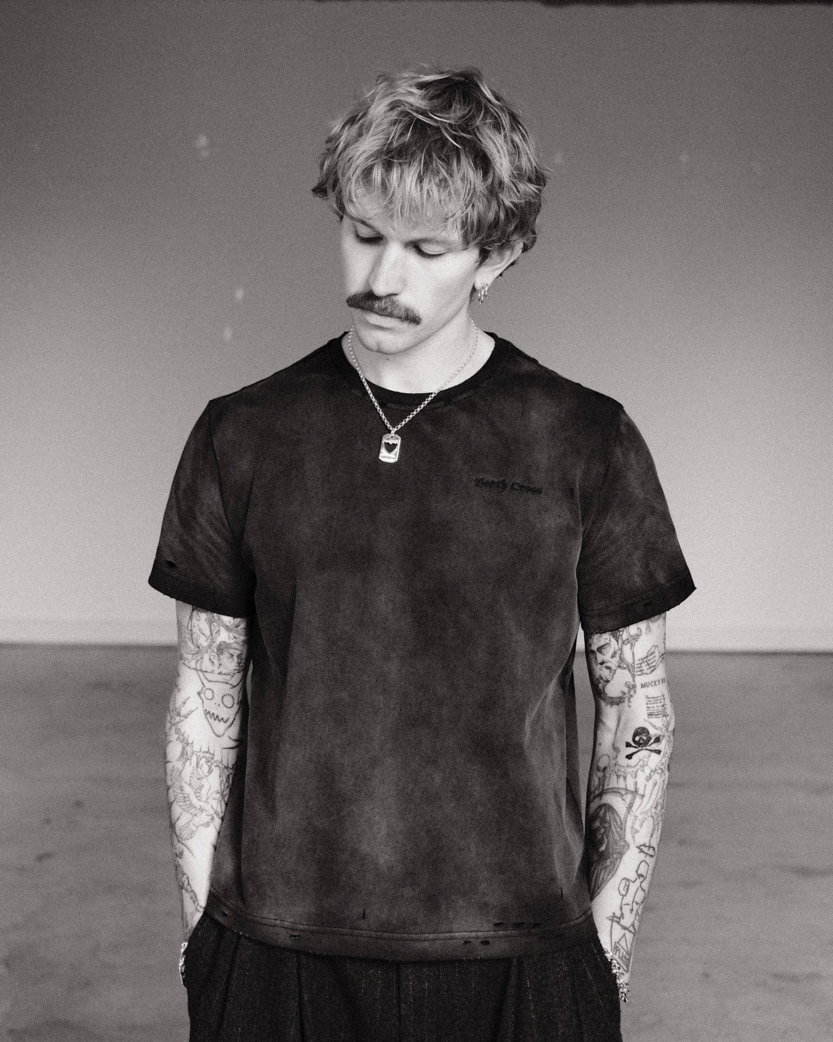 DISTRESSED CROPPED TEE - VINTAGE BLACK - North Cross -