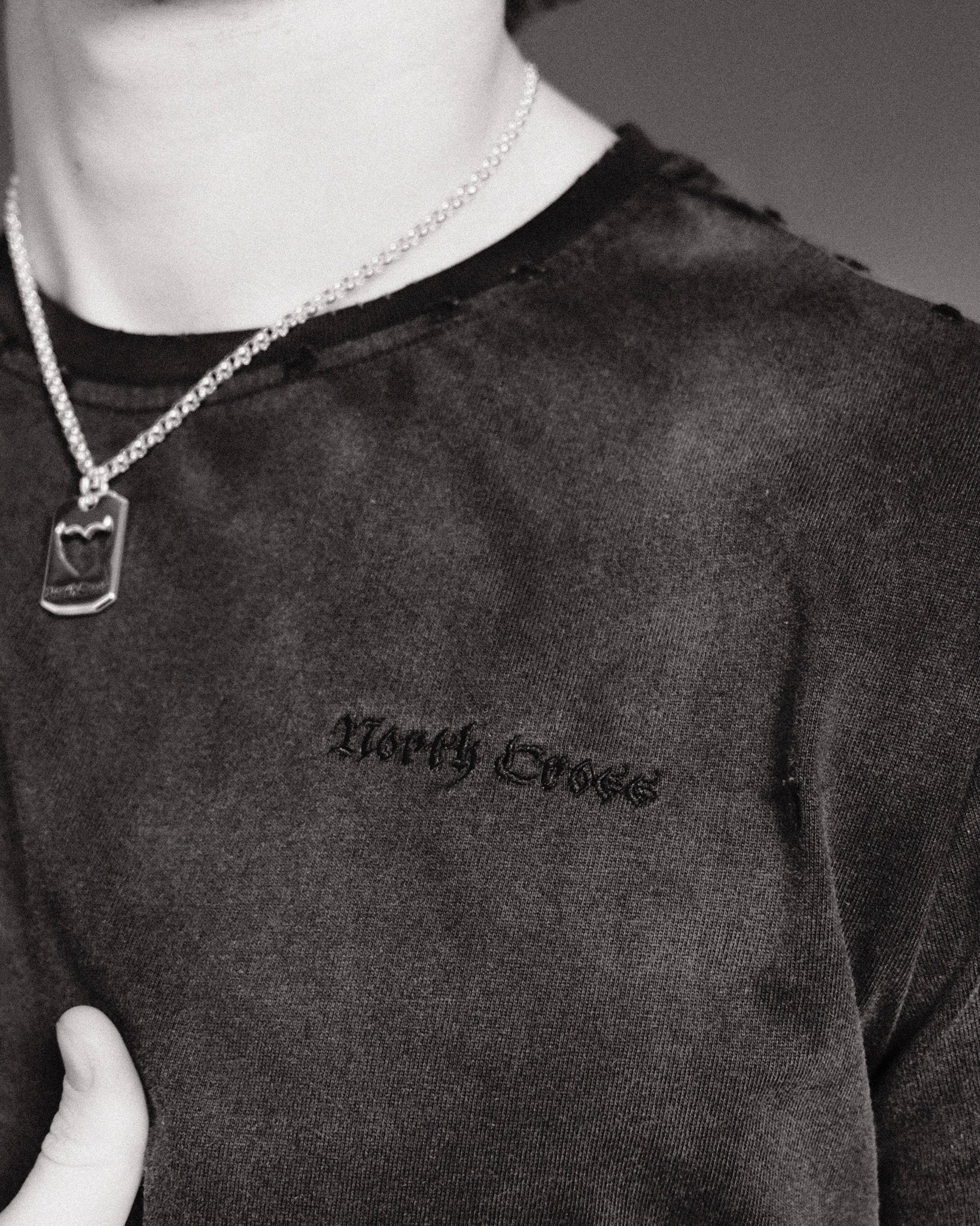 DISTRESSED CROPPED TEE - VINTAGE BLACK - North Cross -