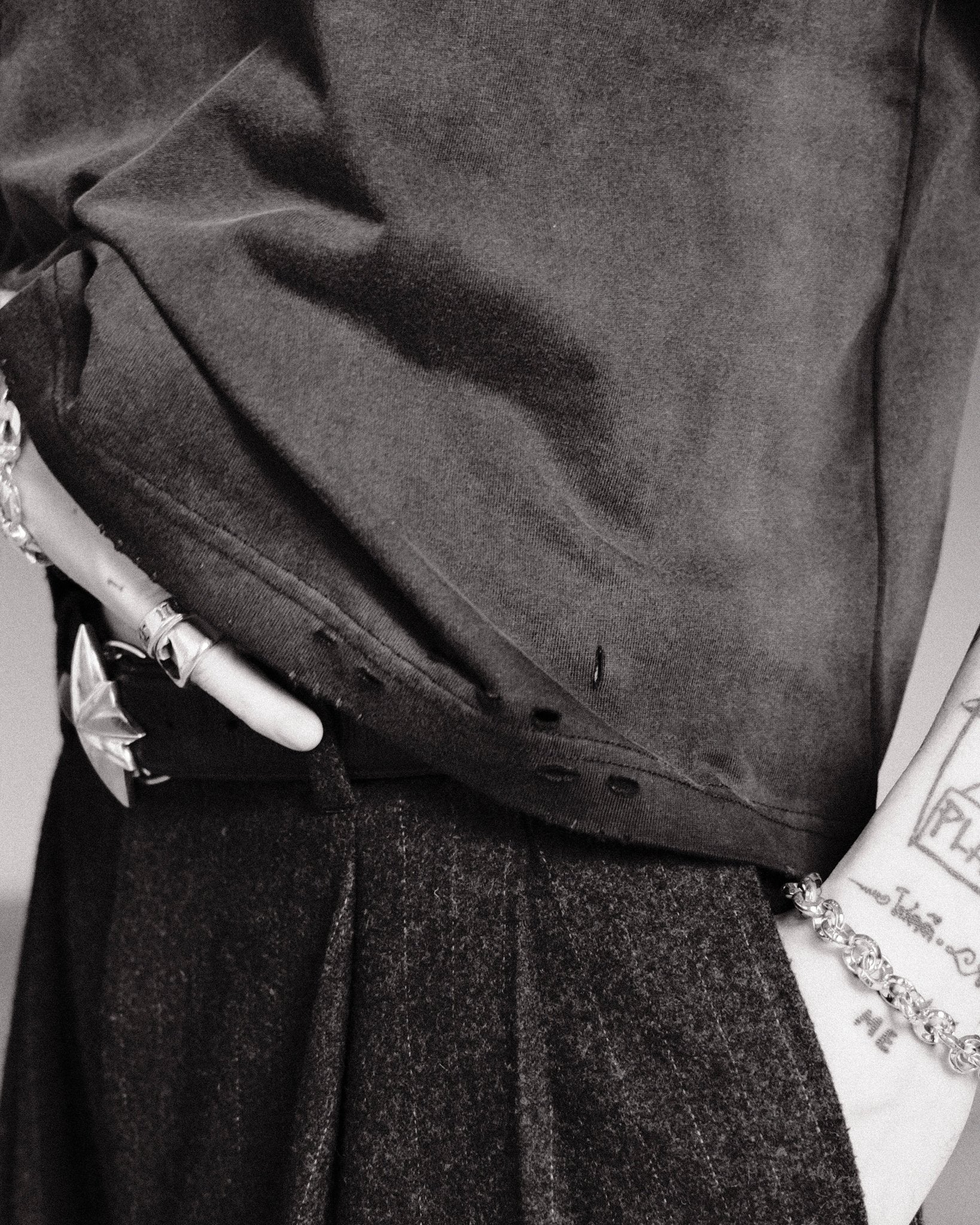 DISTRESSED CROPPED TEE - VINTAGE BLACK - North Cross - 